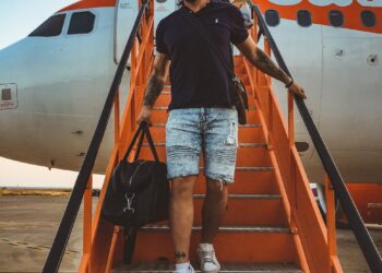 12 Best Travel Essentials, Accessories And Gadgets For Long Flights (Checklist)