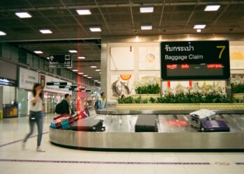 19 Best Zipperless Suitcases 2023: How To Lock, Are They Worth It?