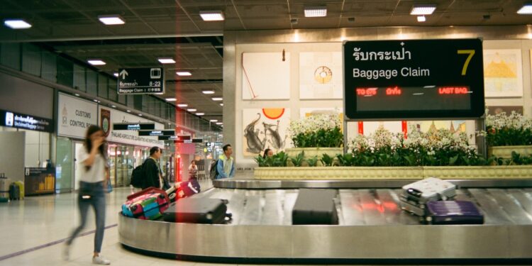 19 Best Zipperless Suitcases 2023: How To Lock, Are They Worth It?