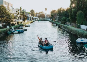 Exploring Waterway Spots: A Look at Accommodation and Boating Options