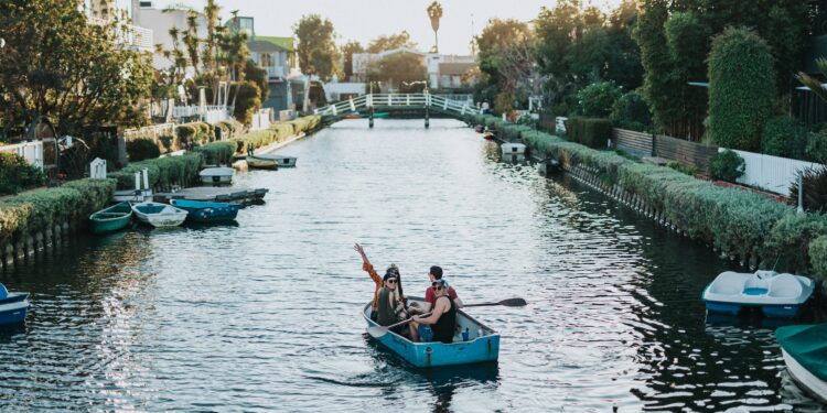 Exploring Waterway Spots: A Look at Accommodation and Boating Options