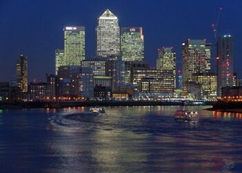 Walking The Thames River Path In London