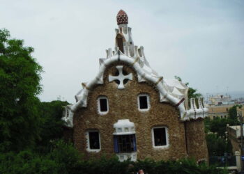 Gaudi’s Gingerbread House in Parc Guell Looks Delicious