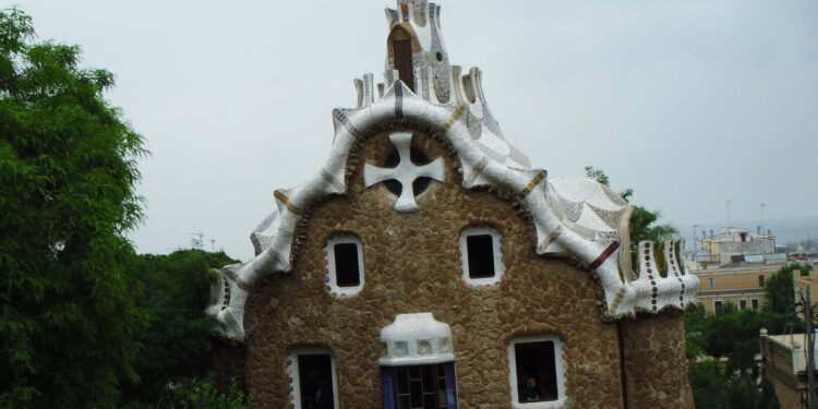 Gaudi’s Gingerbread House in Parc Guell Looks Delicious