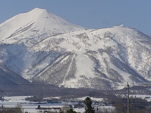 日本語: ニセコ町里見付近から望む