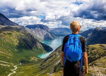 How Can I Travel While Working? 7 Best Tips