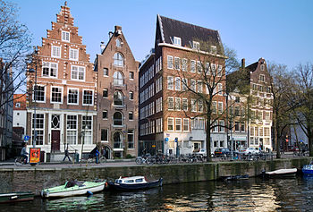 English: Street scene in an Amsterdam Channel....