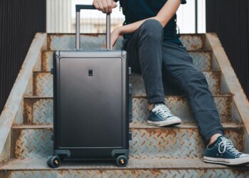 What Are The Pros And Cons Of Hard Shell Suitcases?