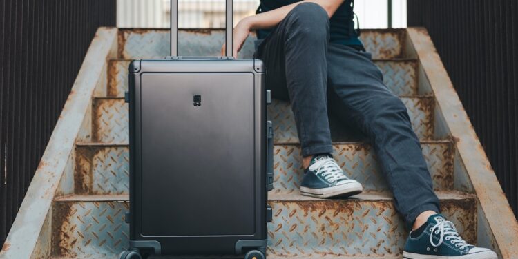 What Are The Pros And Cons Of Hard Shell Suitcases?