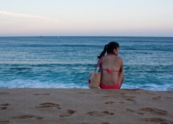 7 Things Your Beach Bag MUST Have