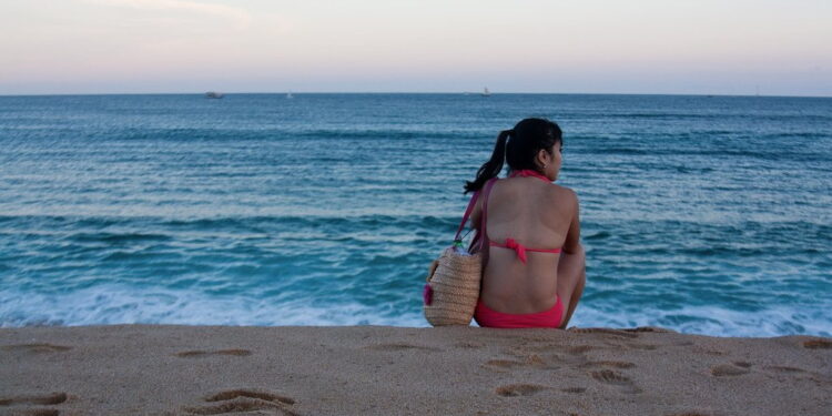 7 Things Your Beach Bag MUST Have