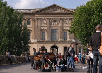 Using Social Networking Sites Like Twitter to Improve Your Holiday Experience